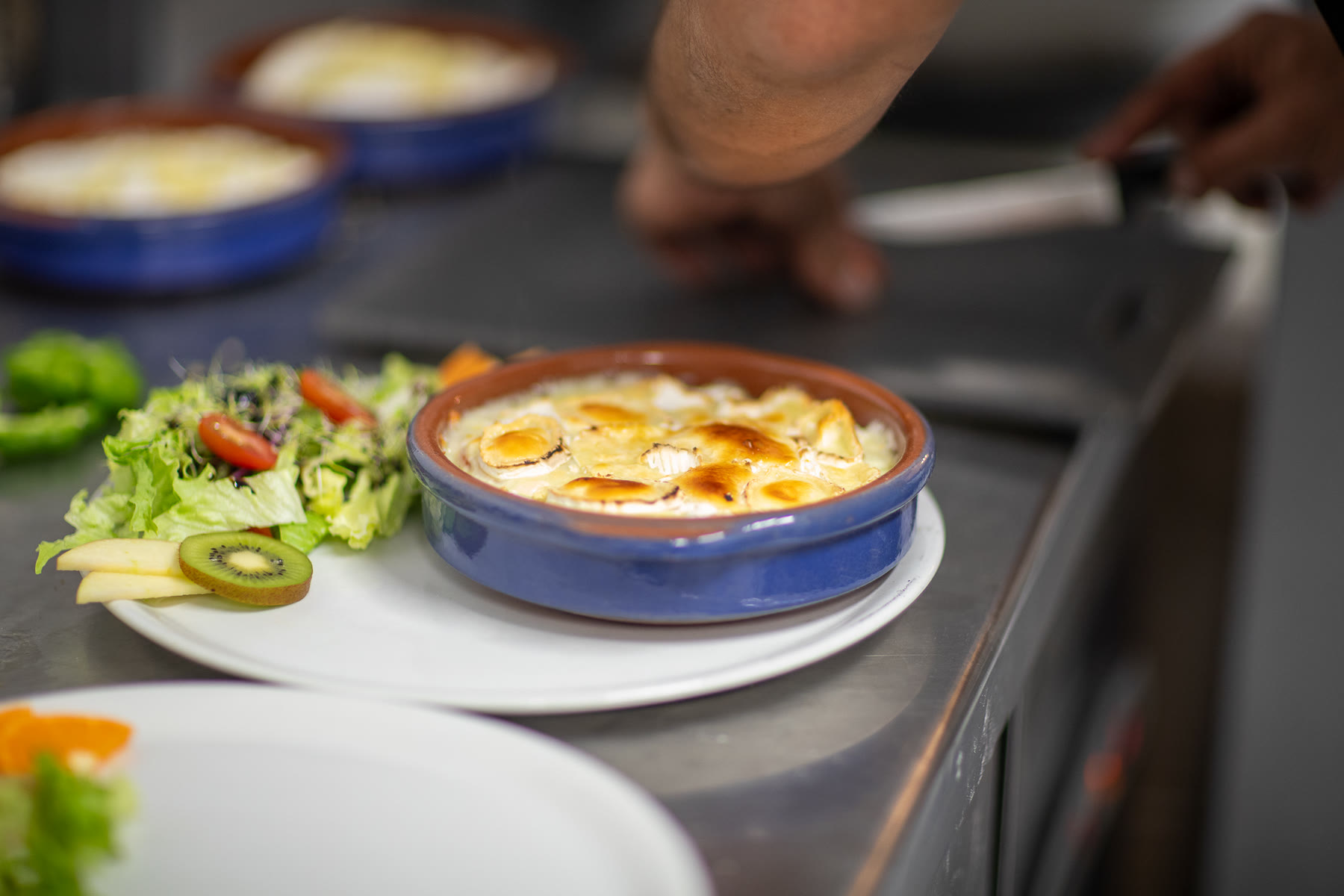 Cassolette de camembert rôti et sa salade