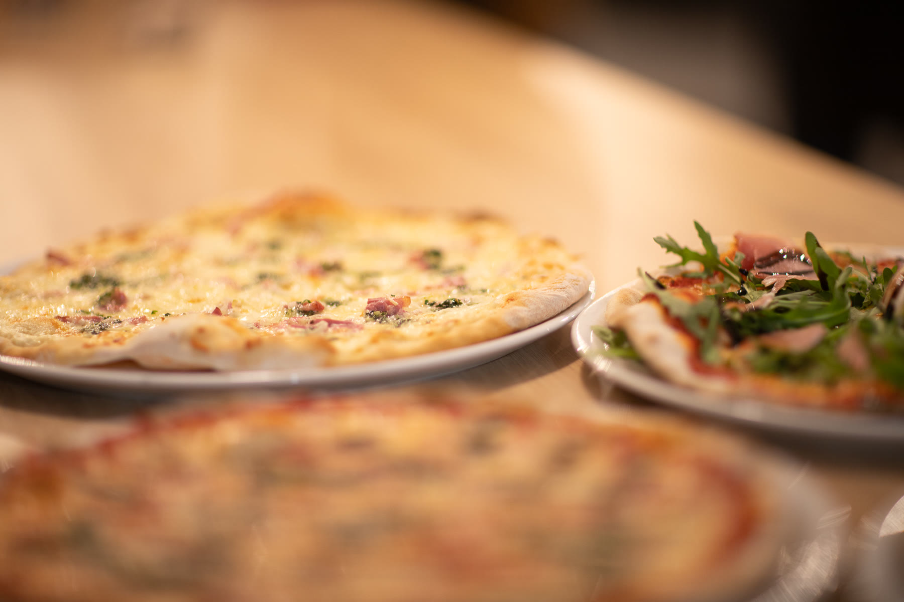 Pizzas servies en salle