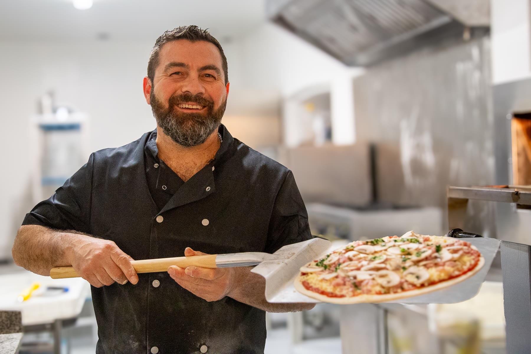 Jimmy enfourne une pizza